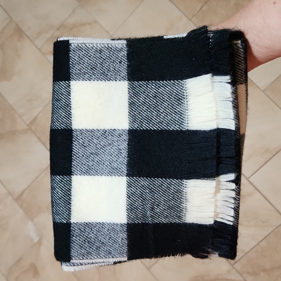 Macy's Black/Cream Buffalo Plaid Acrylic Scarf - Picture 1 of 3